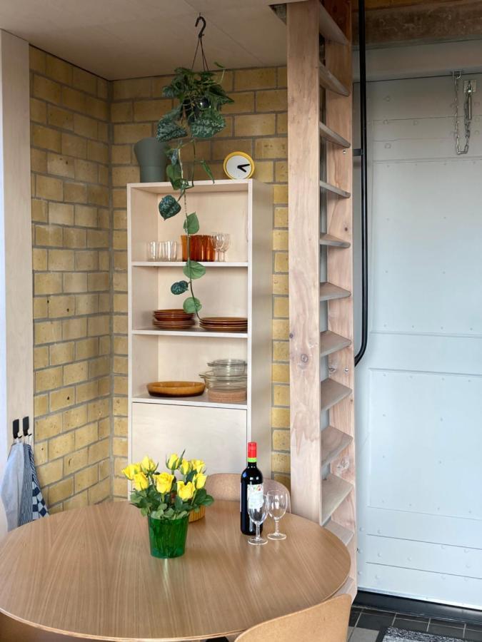 Tiny House Van Hoogspanning Naar Ontspanning Wirdum Εξωτερικό φωτογραφία